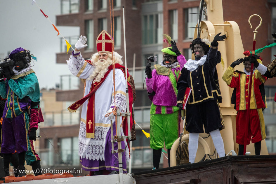 Sinterklaas komt de haven van Scheveningen binnen op de pakjesboot.